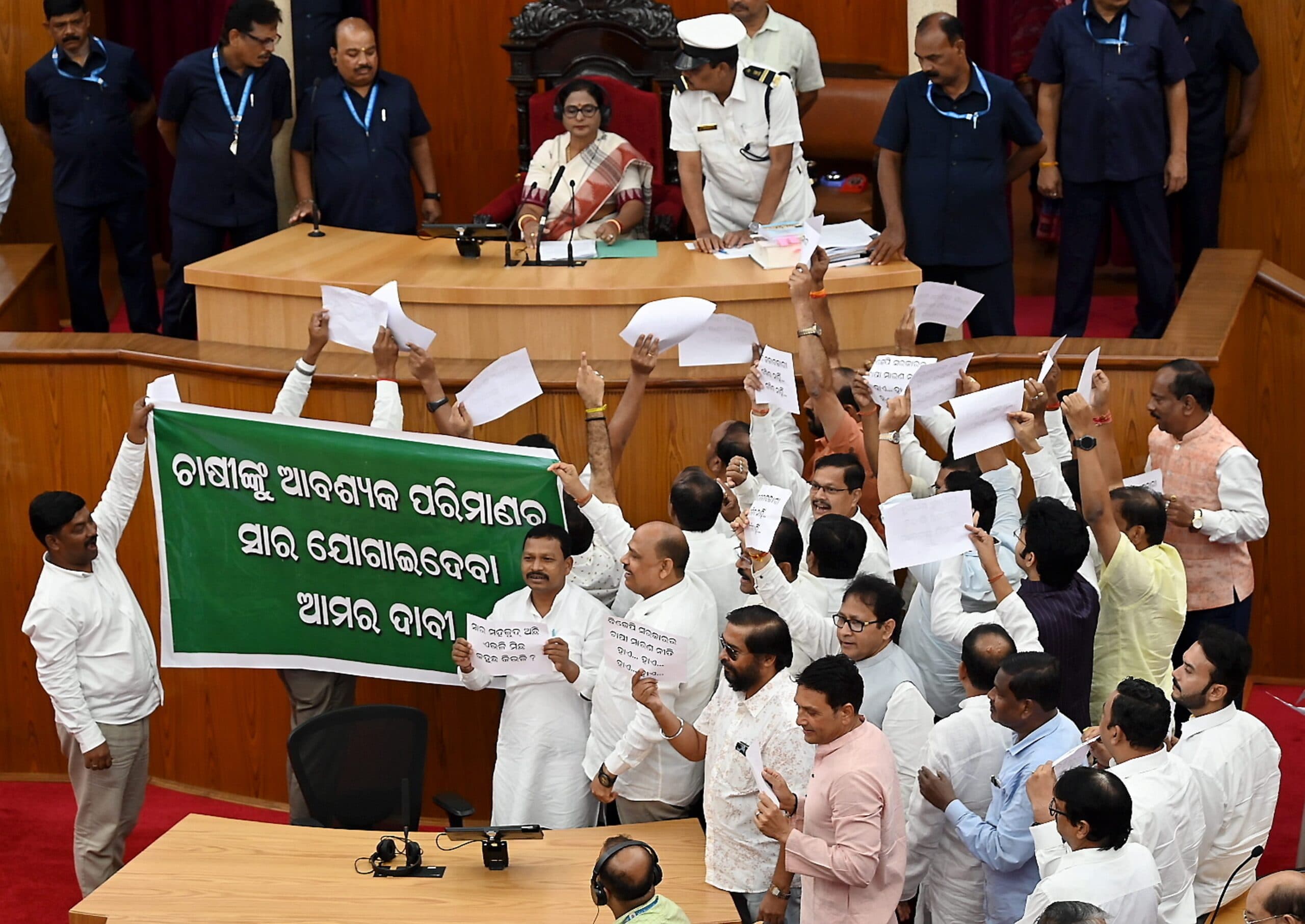 Bhubaneswar News: बीजद विधायकों के हंगामे के कारण विधानसभा की कार्यवाही शाम चार बजे तक स्थगित