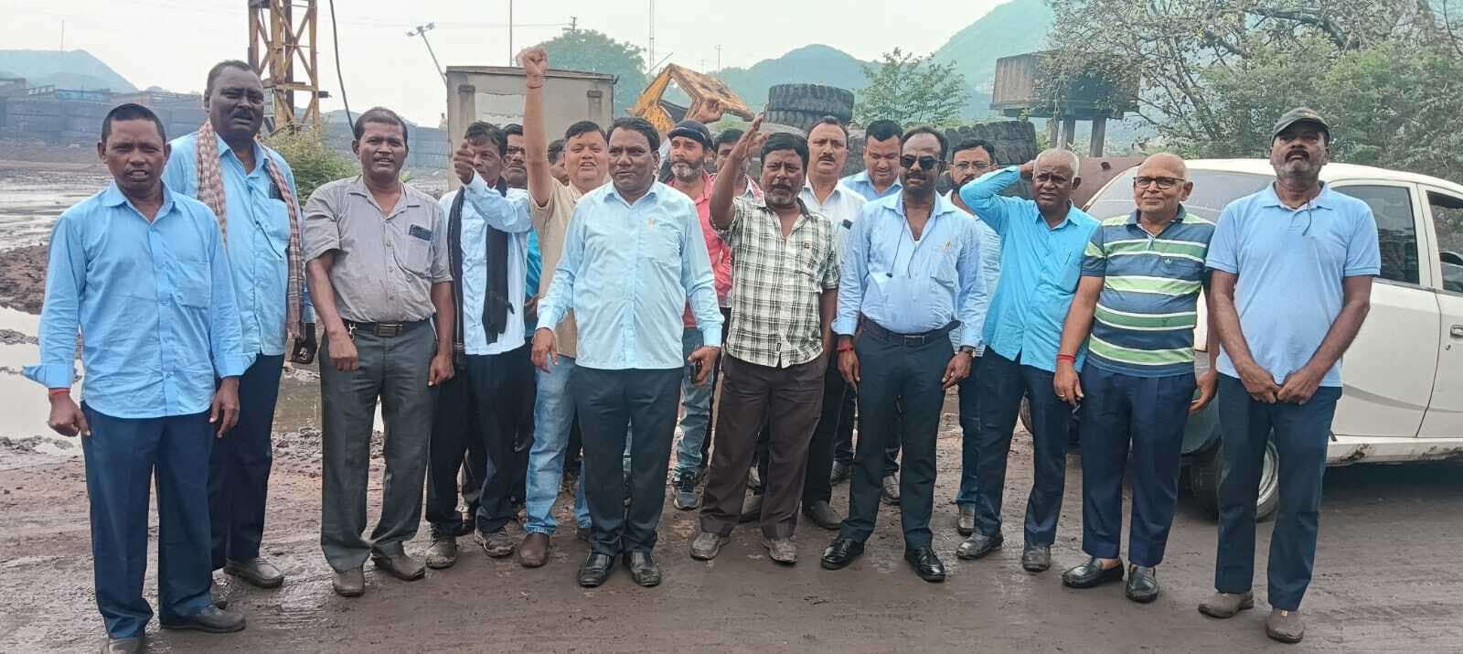 Dhanbad News : 13 दिनों के बकाये वेतन भुगतान को ले मजदूरों का प्रदर्शन