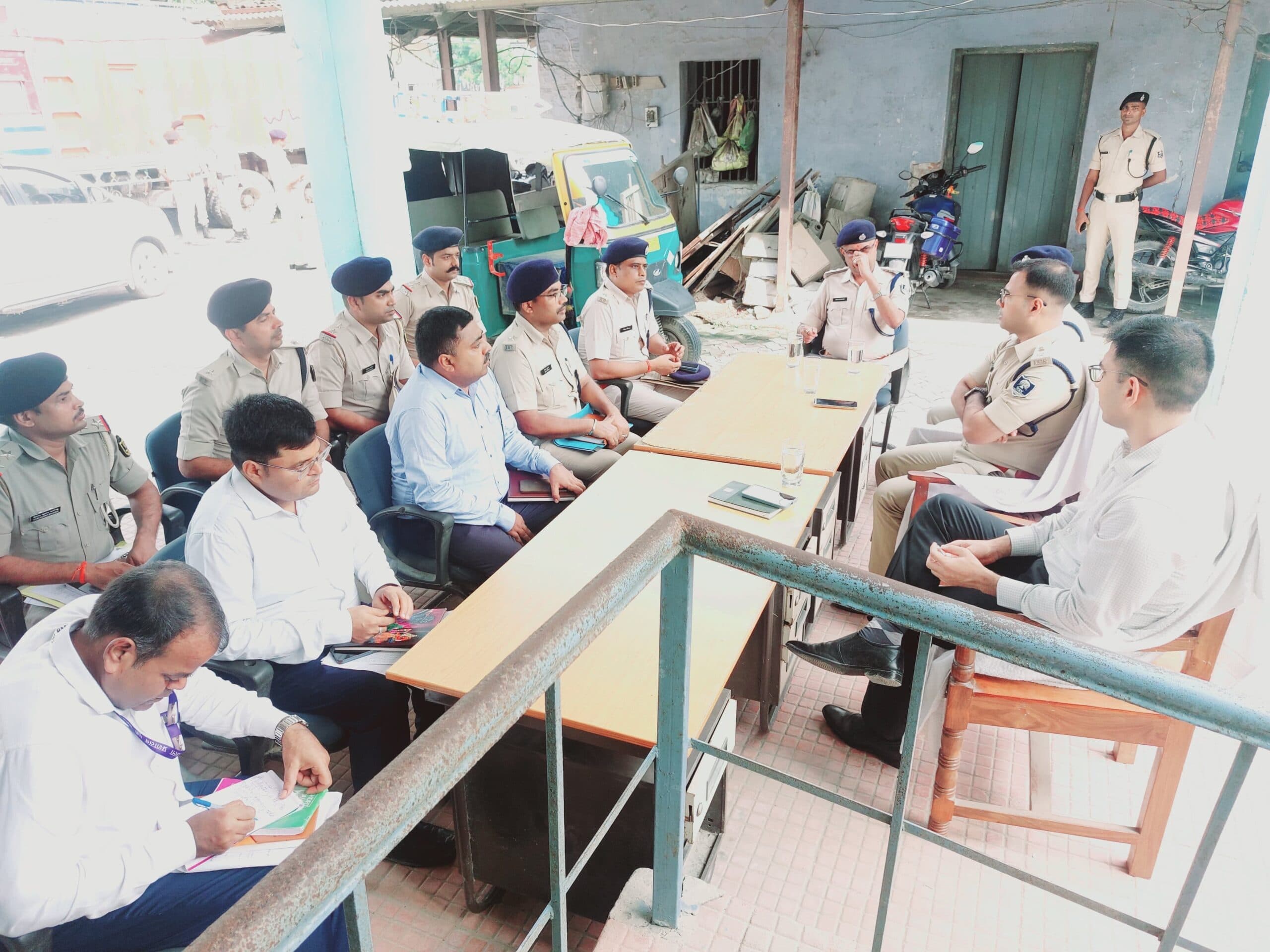 Motihari: दुर्गा पूजा व चुनाव को लेकर डीएम-एसपी की संयुक्त बैठक