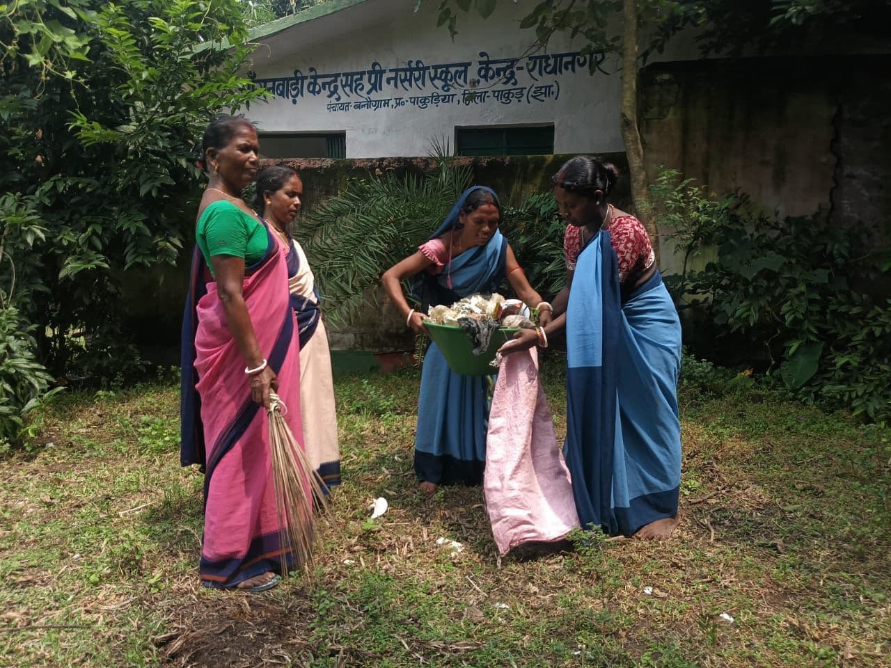 सार्वजनिक स्थानों पर की गयी साफ-सफाई