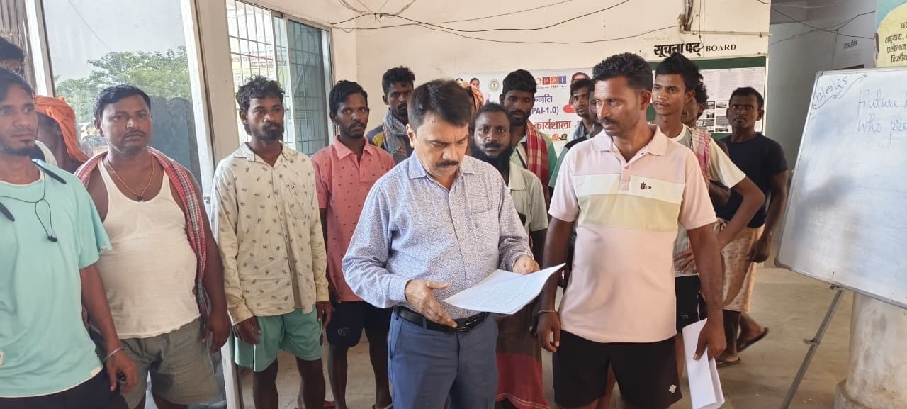 घाघरजानी ग्राम प्रधान के विरुद्ध ग्रामीणों ने की सीओ से शिकायत