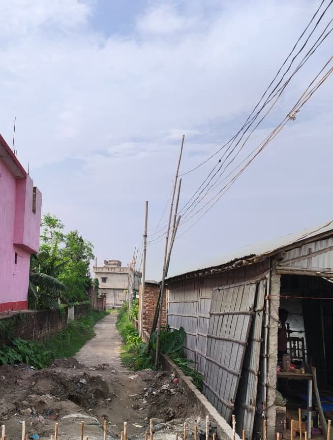 हादसों को दावत दे रहे बांस के खंभों पर लटकते बिजली के तार