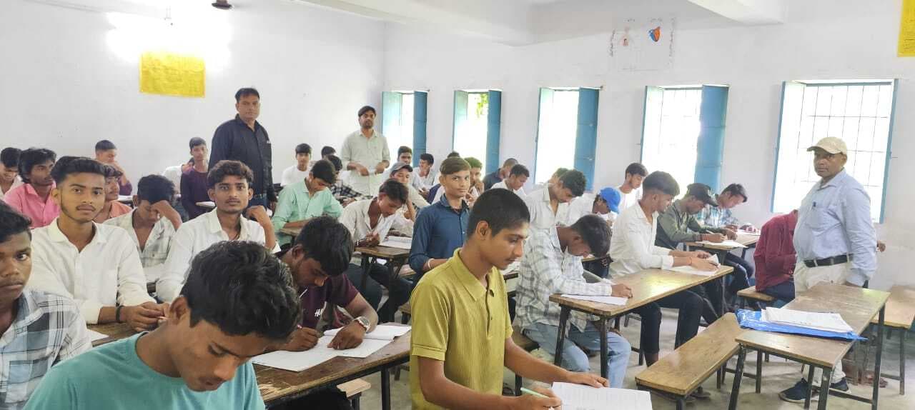 विश्वकर्मा उच्च विद्यालय में शांतिपूर्ण माहौल में शुरू हुई इंटर अर्द्धवार्षिक परीक्षा