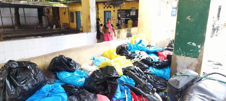 मगध मेडिकल अस्पताल में गंदगी से मरीज व परिजन परेशान