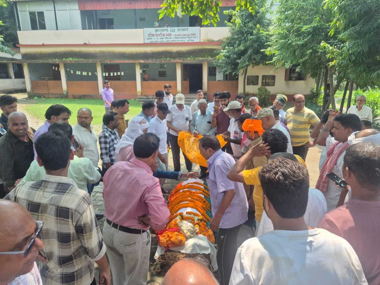 Jamshedpur news. 1965 एवं 1971 के युद्धवीर रहे पूर्व सैनिक हीरा लाल सिंह पंचतत्व में विलीन