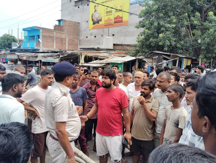 hajipur news. जलजमाव से परेशान लोगों ने हाजीपुर-महनार मुख्य मार्ग किया जाम