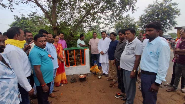 बुंडू विधायक ने दो सड़कों की आधारशिला रखी