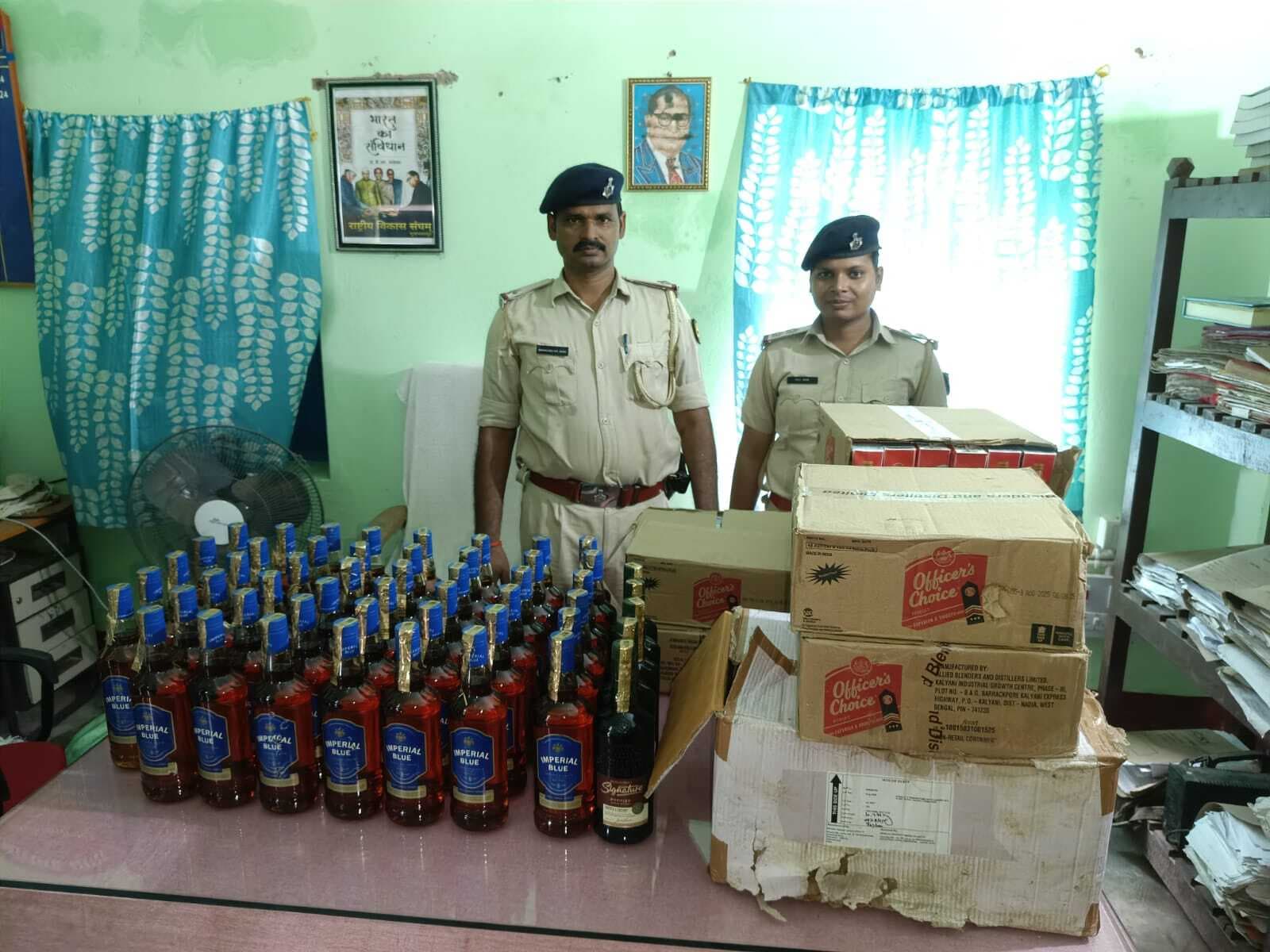 छापेमारी में 108 लीटर विदेशी शराब सहित 14 लीटर कोडिन युक्त सिरफ बरामद