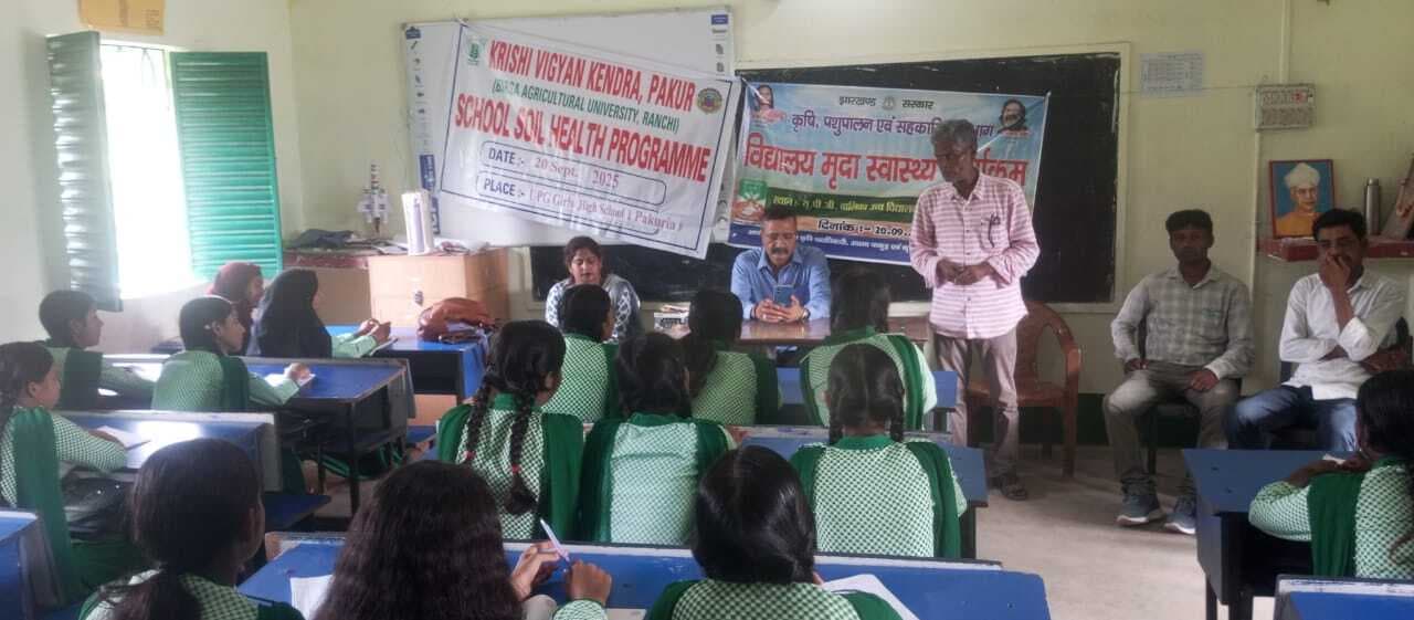 छात्राओं को मिट्टी परीक्षण, स्वास्थ्य कार्ड की दी जानकारी