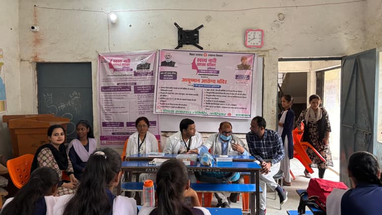 छात्राओं के रक्त व हीमोग्लोबीन की जांच की