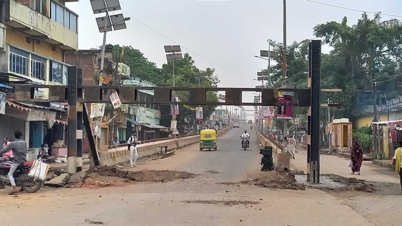 बिहिया आरओबी पर रेल प्रशासन ने दूसरी बार लगाया लोहे का बेरियर