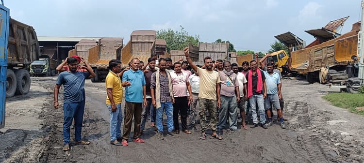 Dhanbad News : खेमका के कर्मियों ने नियमित वेतन व बोनस के लिए किया प्रदर्शन