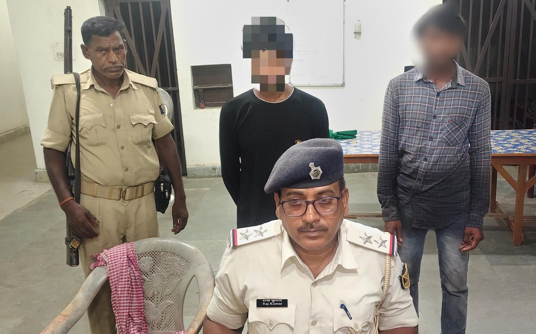 दो फरार वारंटियों को किया गिरफ्तार