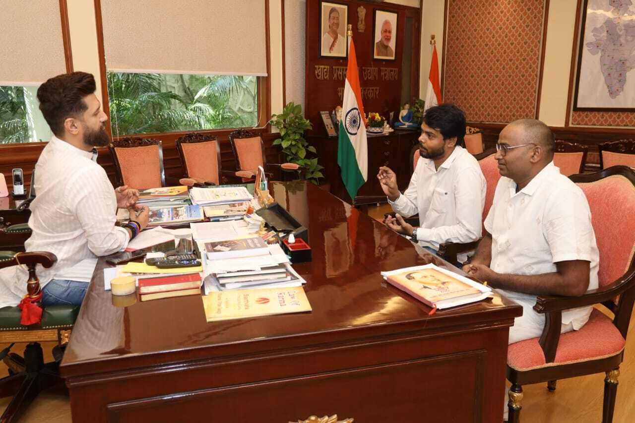 कटिहार में एससी एसटी छात्रावास को लेकर चिराग पासवान से मिले