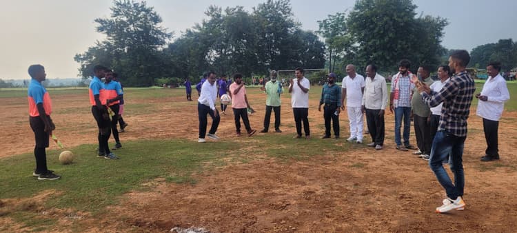 Deoghar news : स्टार लेवल फुटबॉल टूर्नामेंट का आगाज, पहले दिन आठ टीमों ने दिखाया दमखम