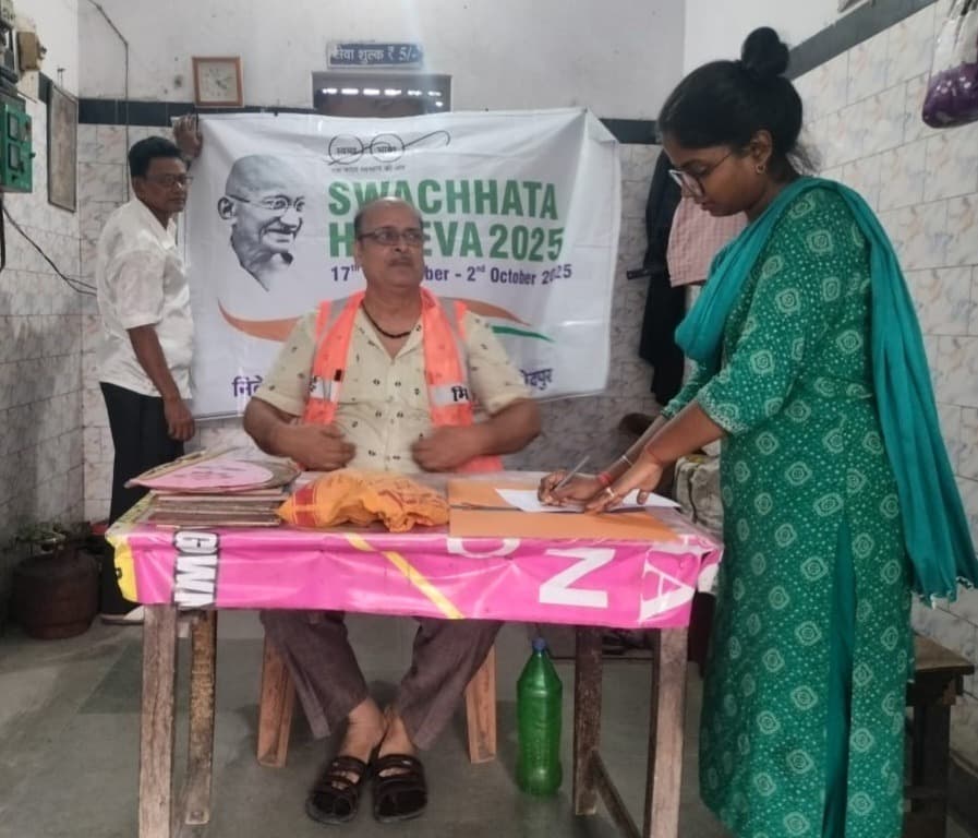 Jamshedpur news. जुगसलाई नगर परिषद की टीम ने सार्वजनिक शौचालय में चलाया जागरूकता अभियान