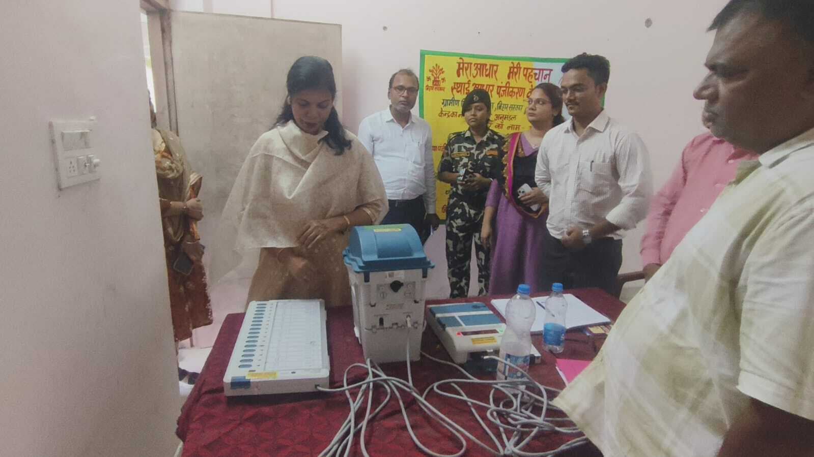 hajipur news. डेमोंस्ट्रेंशन के लिए रखे गये इवीएम में वोट डालकर डीएम ने बतायी मतदान की प्रक्रिया