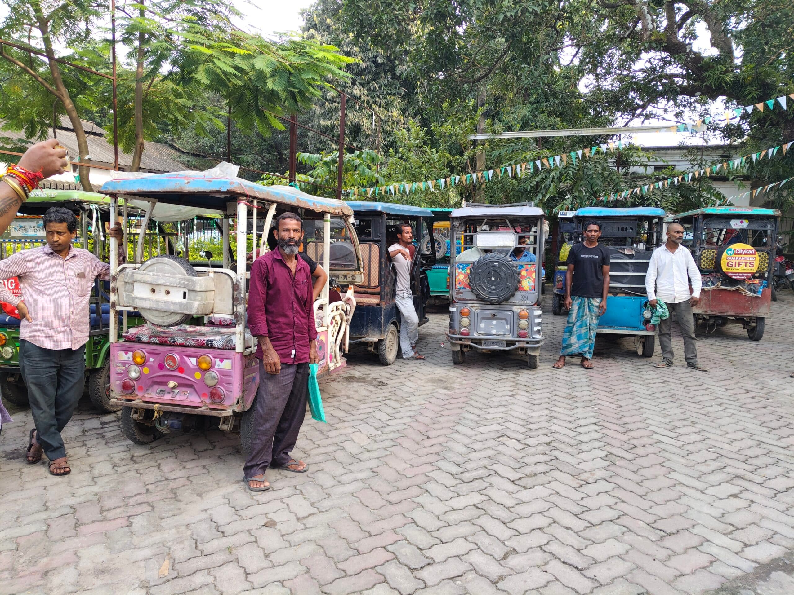 बिना नंबर चेसिस के कई ई-रिक्शा जब्त