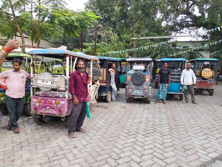 बिना नंबर चेसिस के कई ई-रिक्शा जब्त