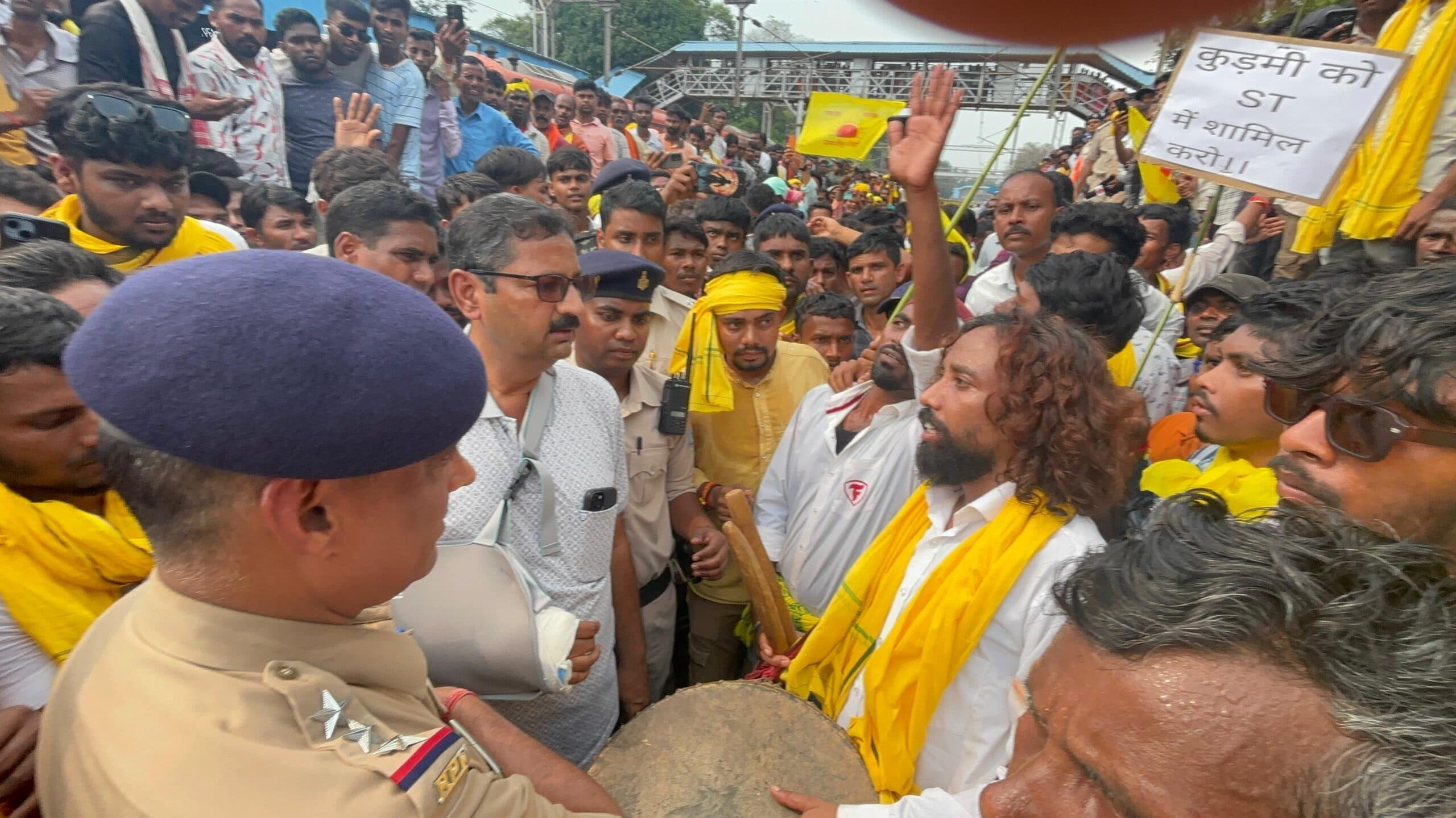 कड़ी सुरक्षा के बाद भी मुरी स्टेशन पहुंचे हजारों प्रदर्शनकारी