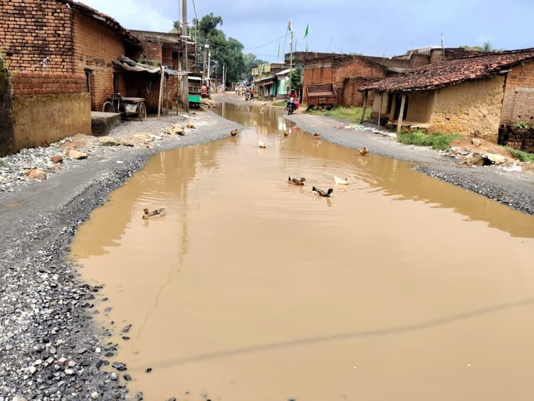 ग्रामीणों ने की झूमरबाद जर्जर सड़क मरम्मत कराने की मांग