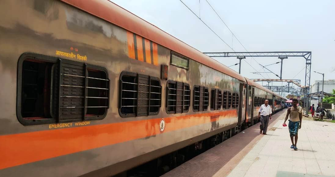 अमृत भारत एक्सप्रेस का अभयपुर में इंजन फेल, गर्मी में यात्री रहे परेशान