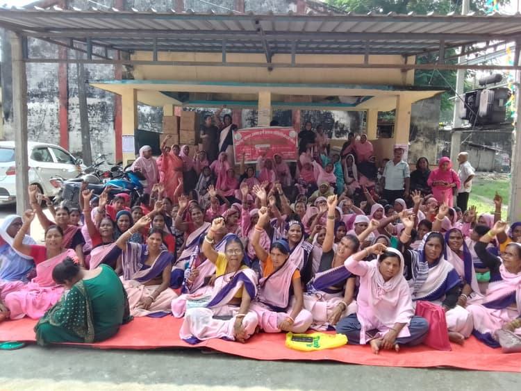 आशा व आशा फैसिलिटेटर संघ ने दिया धरना