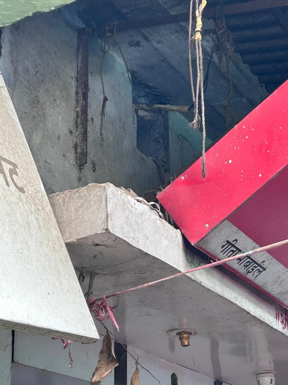 Deoghar news : मोबाइल दुकान में चोरी : 15 नये और रिपेयरिंग के लिए रखे कई सेट समेत पार्ट्स गायब