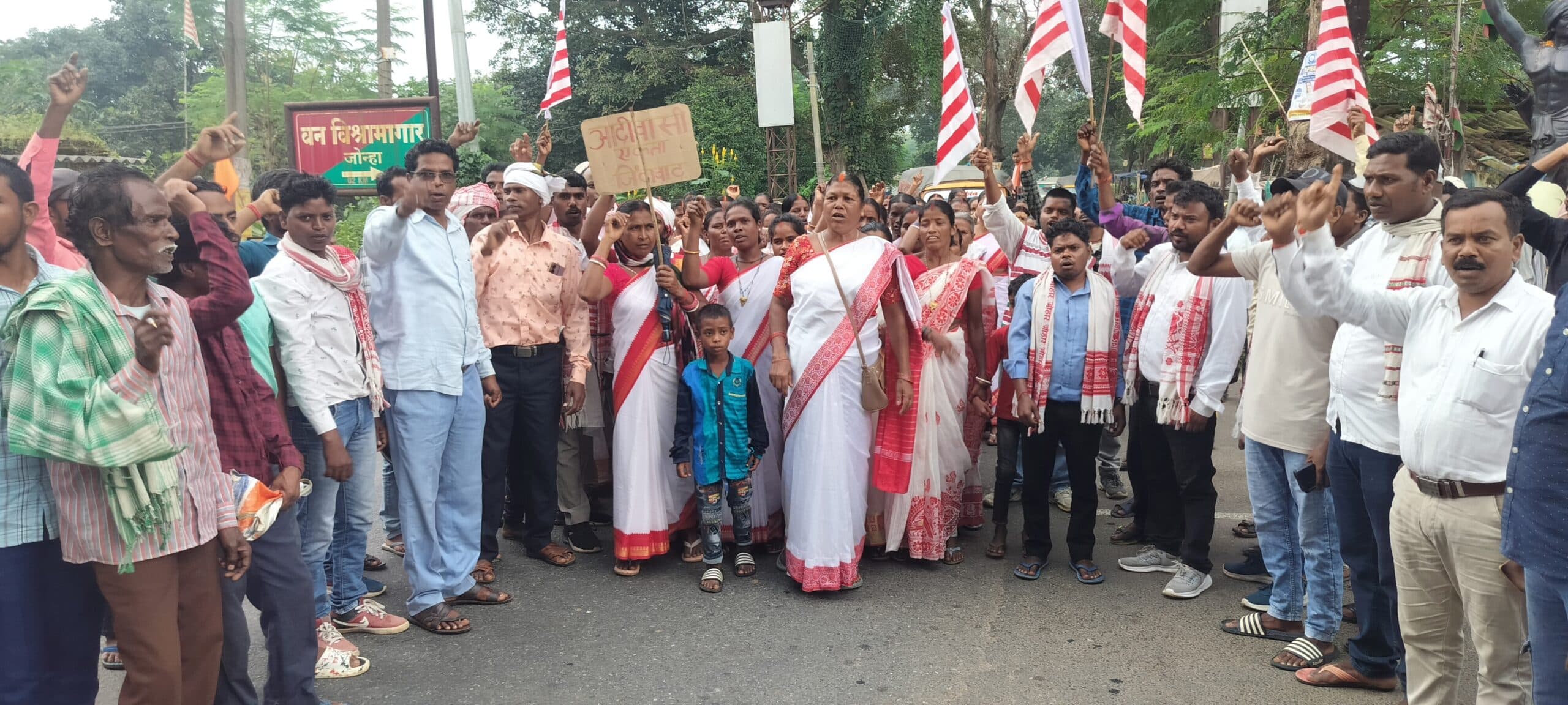 कुरमी समाज के आंदोलन के खिलाफ जोन्हा में आदिवासी समाज ने निकाला विरोध मार्च