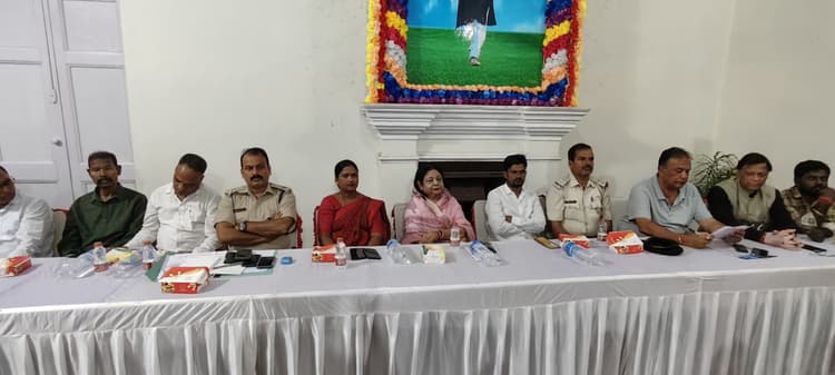दुर्गा पूजा धूमधाम से मनाने का निर्णय