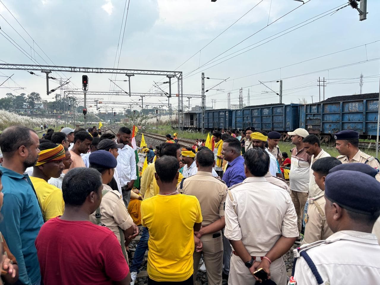 रेल पटरी पर बैठ कर किया आंदोलन