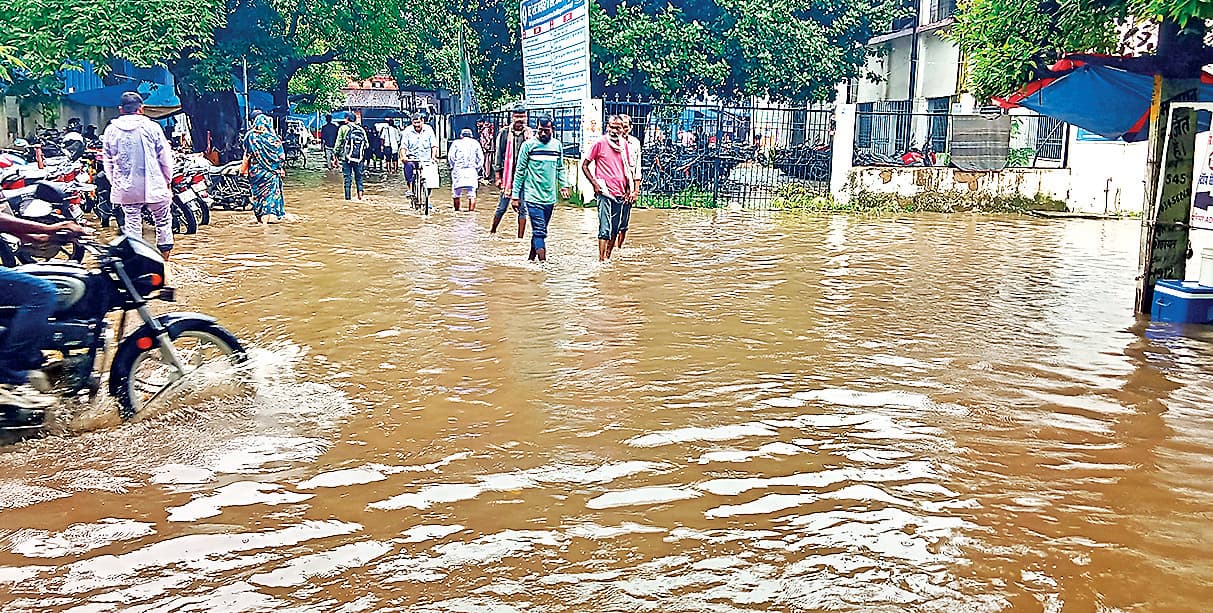 Saran News : डीएम-एसपी व अन्य सरकारी कार्यालयों से पानी निकालने में नगर निगम का छूटा पसीना