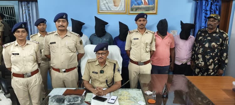 नक्सली पर्चा व काला झंडा मिलने के मामले में दो नक्सली समेत पांच गिरफ्तार