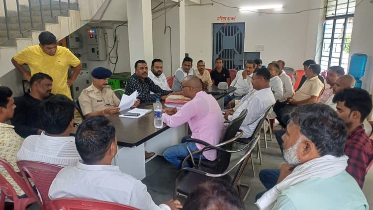 पूजा पंडालों में सीसीटीवी लगाना अनिवार्य, शांतिपूर्ण मनाएं पर्व