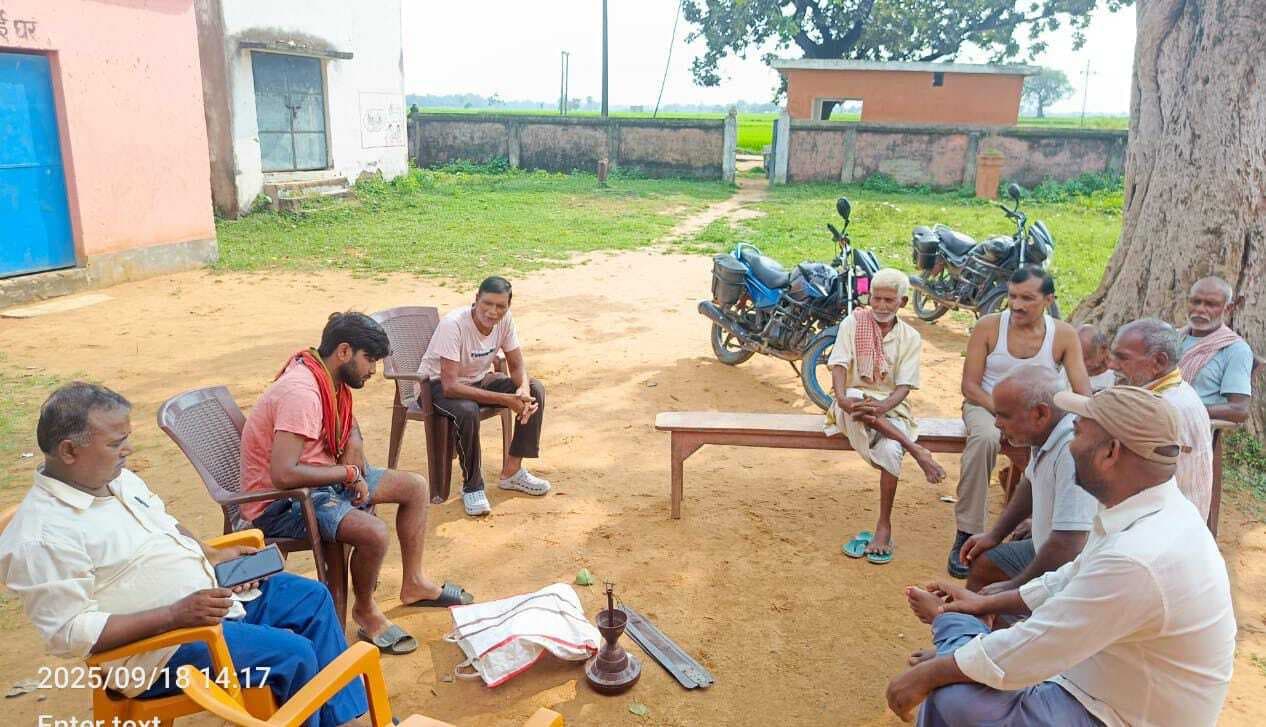 ग्रामीणों ने विद्यालय से चोरी हुई सामान को पकड़ा, मामले में थाना में दिया आवेदन