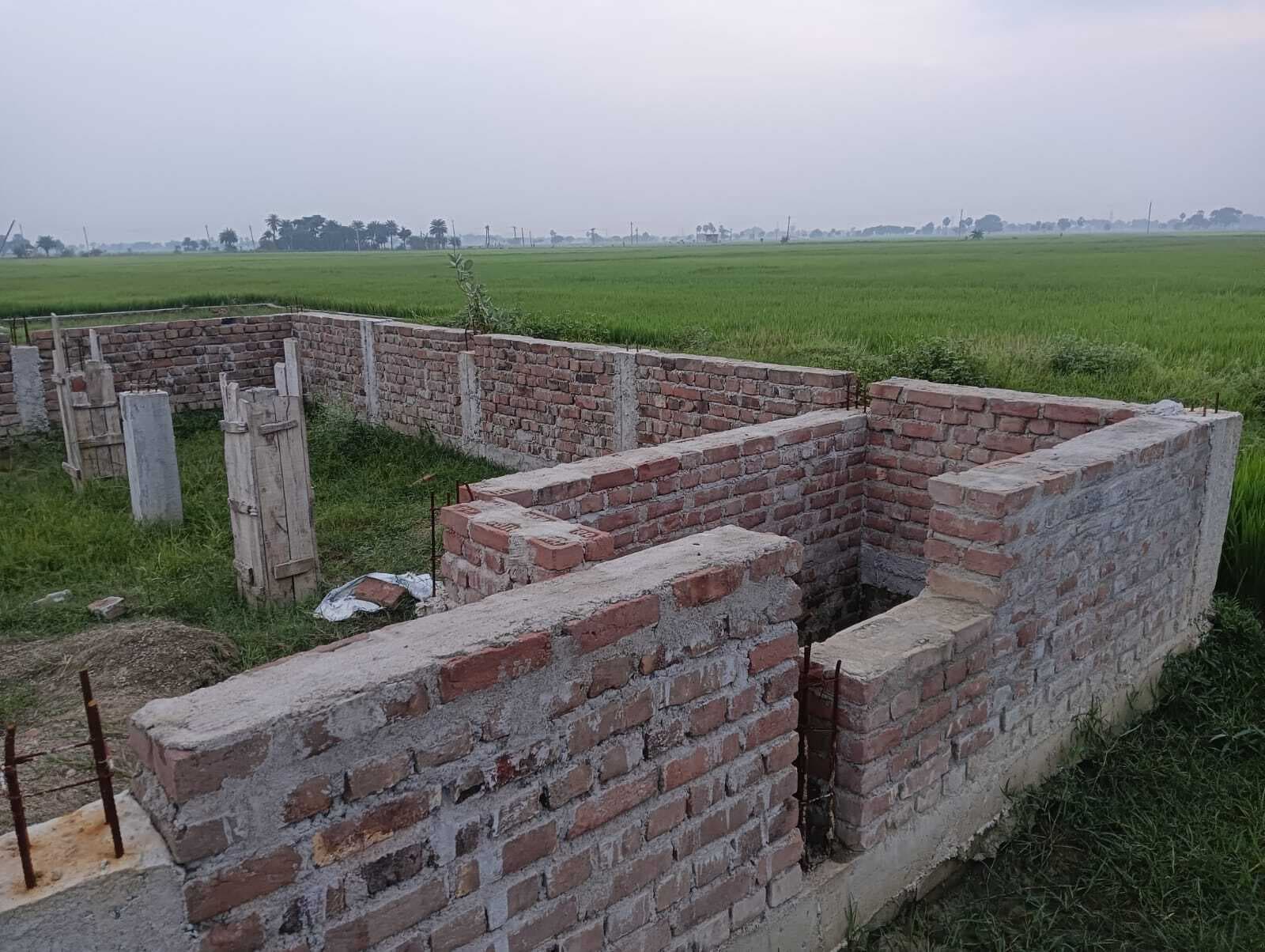 निर्माणाधीन मकान के 16 पीलर का चोरों ने काटा सरिया