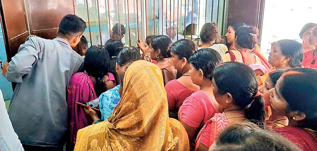 Saran News : ओपीडी में रोस्टर के अनुसार नहीं रहती चिकित्सकों की ड्यूटी, मरीज परेशान