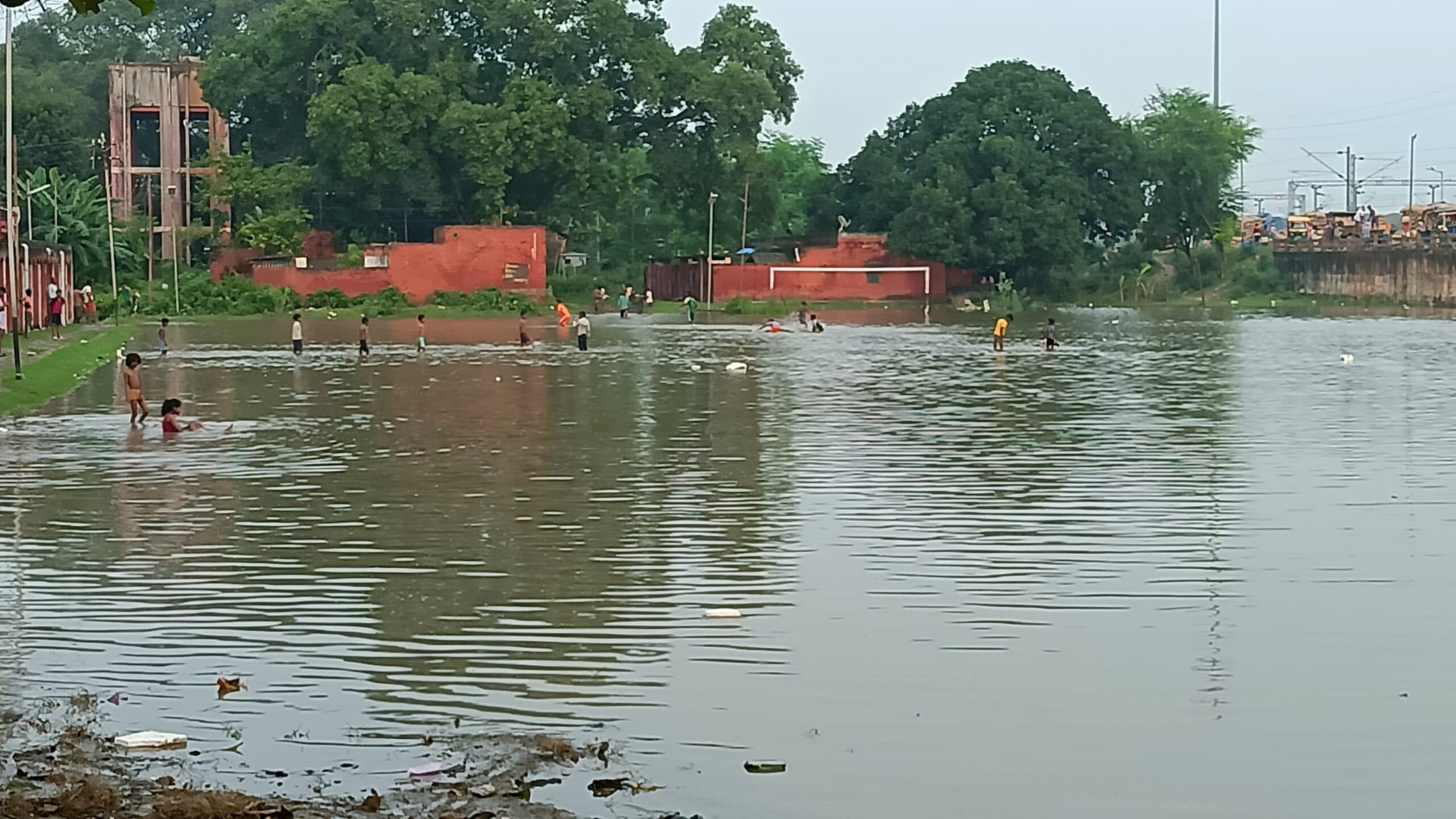 मैदान में जलजमाव से खेल गतिविधियां बाधित