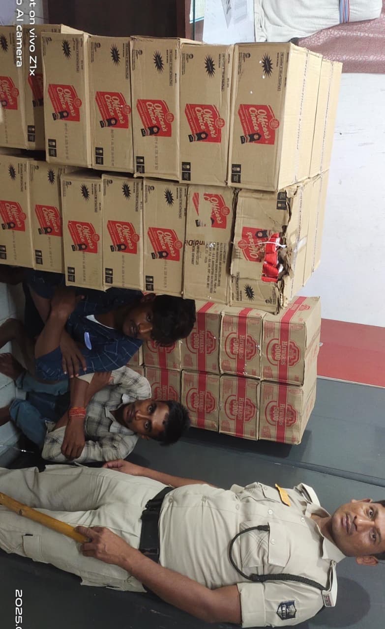 पिकअप से भारी मात्रा में शराब बरामद, दो गिरफ्तार