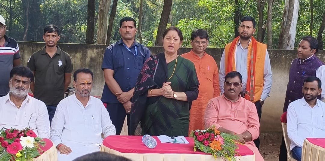 Giridih News :बारासोली में एक पेड़ मां के नाम कार्यक्रम में शामिल हुईं अन्नपूर्णा