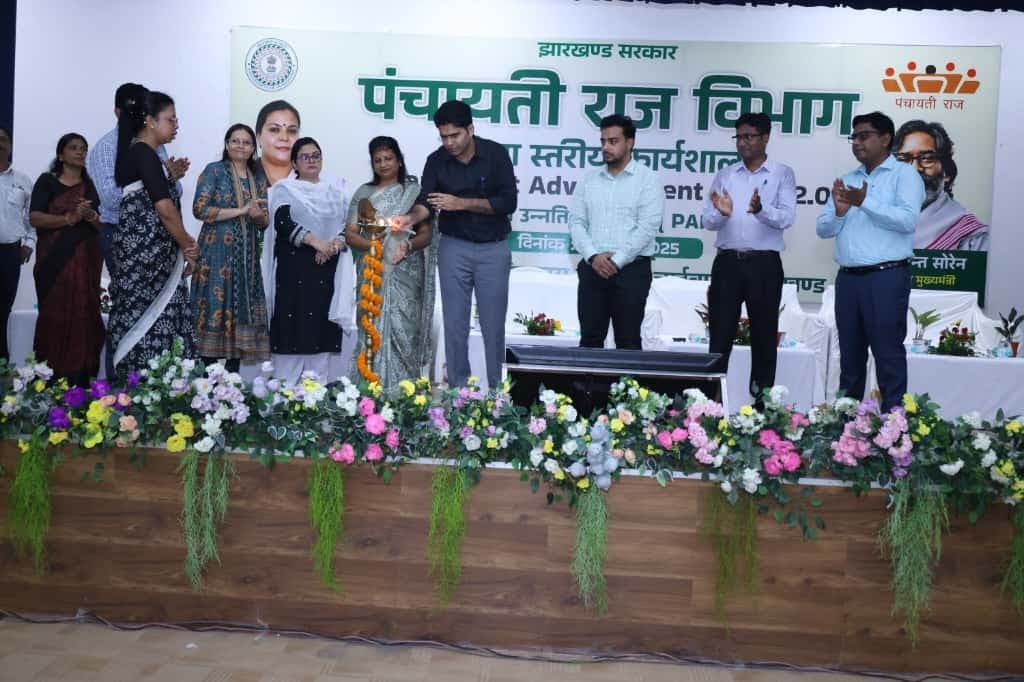 Chaibasa News : विकास के नौ लक्ष्यों को प्राप्त कर पूरी जानकारी पोर्टल में दर्ज करें : डीडीसी