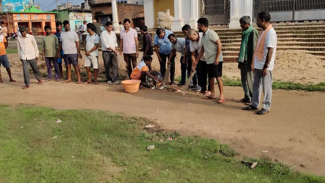 Giridih News :दुर्गापूजा को लेकर रेंबा में चला स्वच्छता अभियान