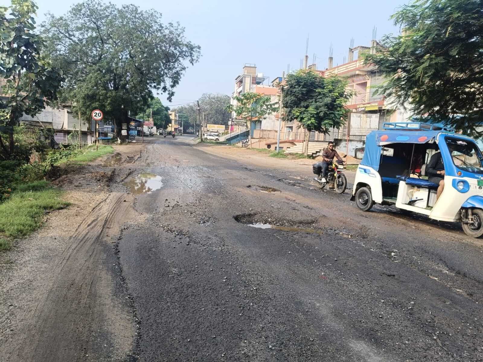 Giridih News :बगोदर से हजारीबाग को जोड़नेवाली सड़क जर्जर