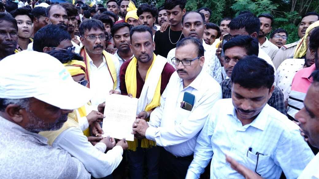 Seraikela Kharsawan News : हेंसालॉन्ग फाटक पर 12 घंटे जमे रहे आंदोलनकारी, शाम सात बजे लौट गये