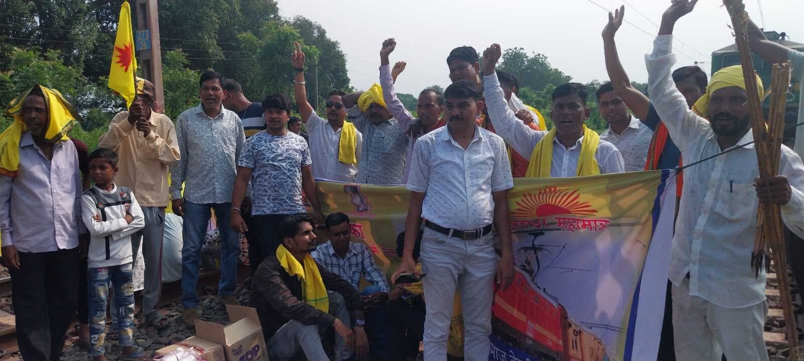 Seraikela Kharsawan News : सुबह में मुंडाटांड़ रेल फाटक पर ट्रैक पर बैठे, शाम को कांड्रा लाइन भी जाम किया