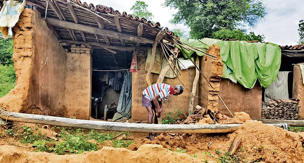 Rourkela News: हाथी ने तीन साल पहले तोड़ दिया था घर, जर्जर झोपड़ी में जीवन गुजार रहे भीमसेन सोरेंग