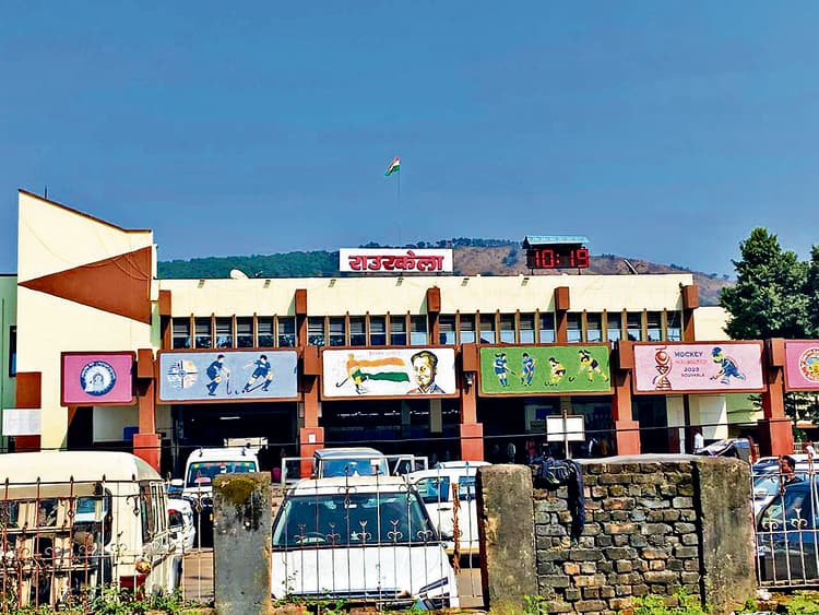 Rourkela News: तीन साल से नहीं हुई सलाहकार समिति की बैठक, बाधित हो रहा राउरकेला रेलवे स्टेशन का विकास