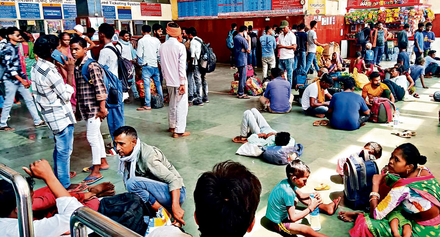 Rourkela News: ‘रेल टेका-डहर छेका’ का राउरकेला में दिखा व्यापक असर, कई ट्रेनें प्रभावित, यात्री रहे परेशान