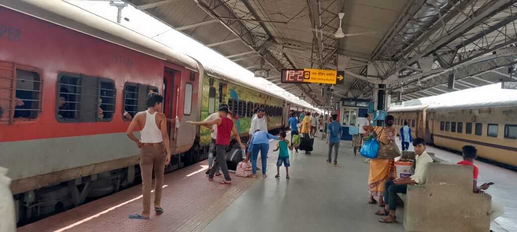 Chaibasa News : चक्रधरपुर में 150 टिकट कैंसिल, भोजन-पानी को भटके यात्री