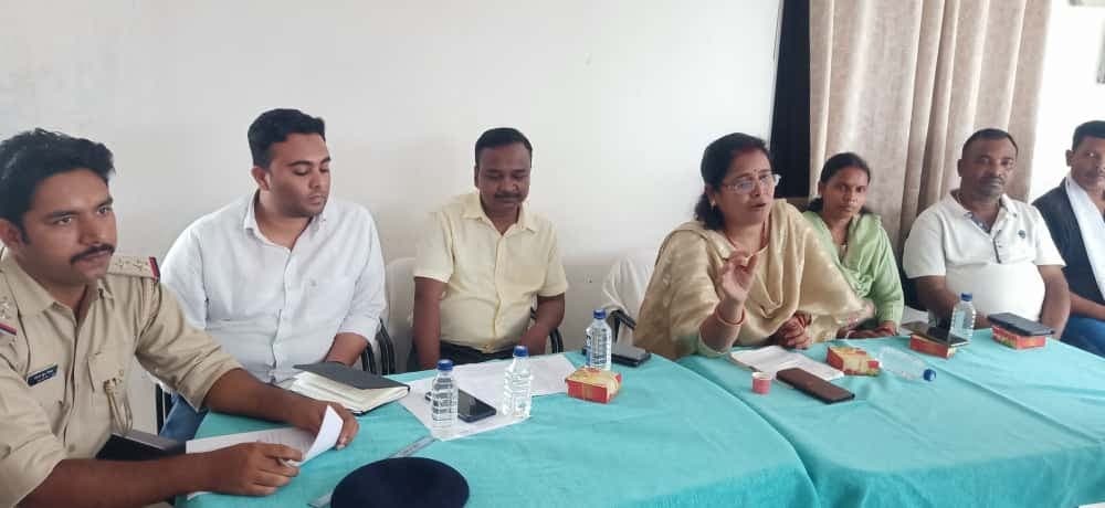 East Singhbhum News : हर हाल में रात नौ बजे तक समाप्त करें विसर्जन जुलूस : बीडीओ